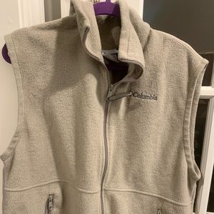 Columbia vest. Size LARGE. Soft and lightweight.